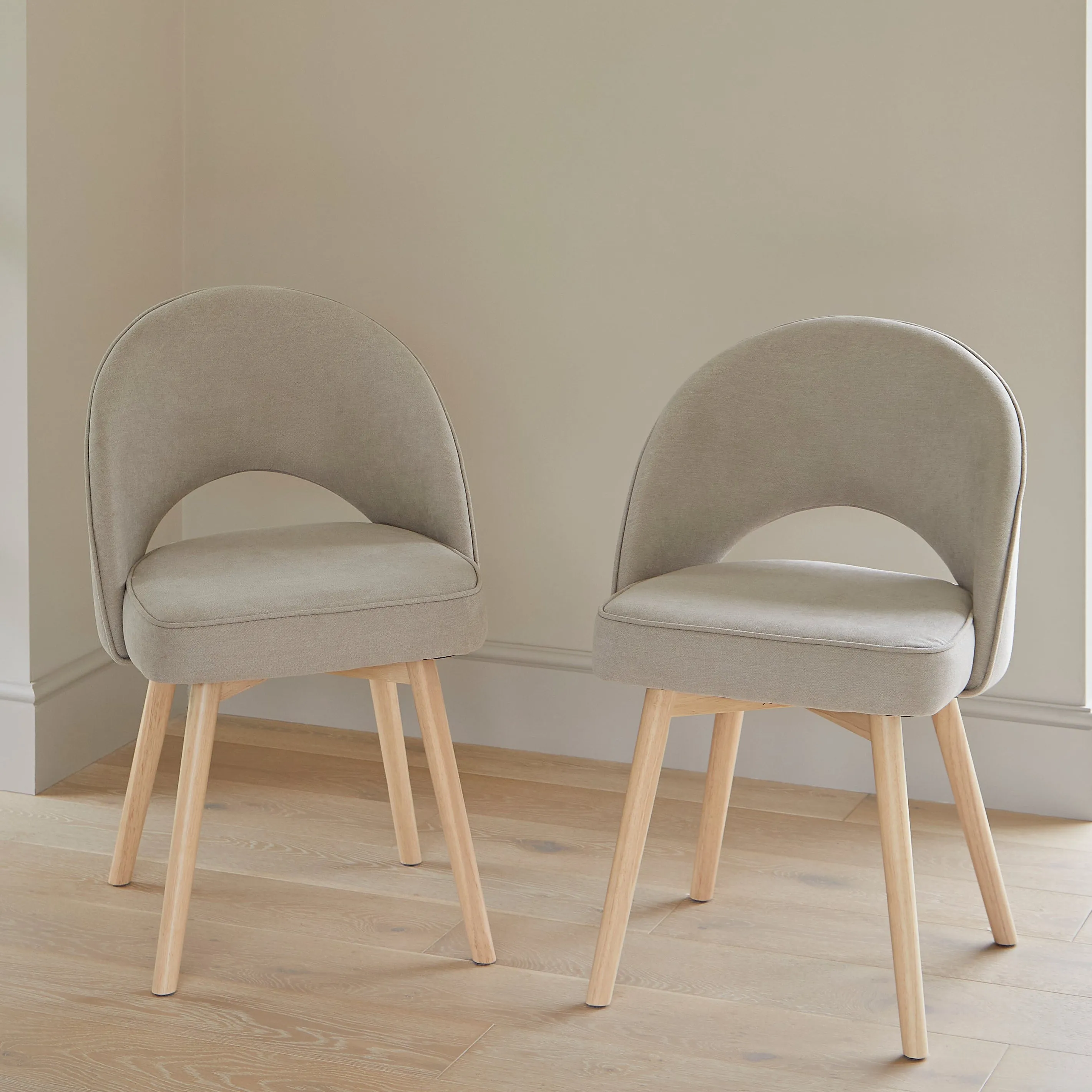 Outlet - Marilyn Dining Chairs - Set of 2 - Soft Beige with Whitewash Oak Legs